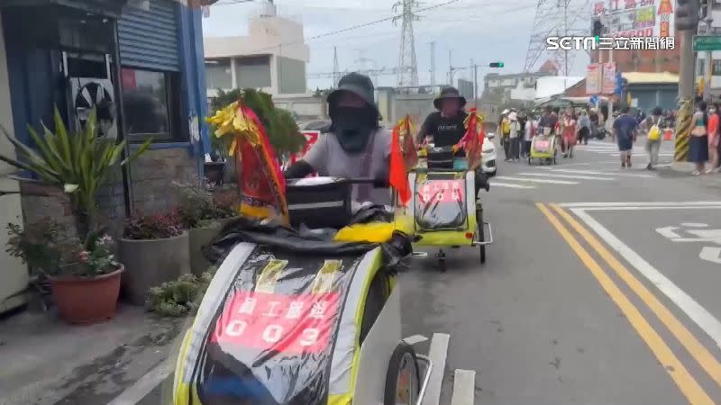 10台小車的車上牌子掛著「員工旅遊」。