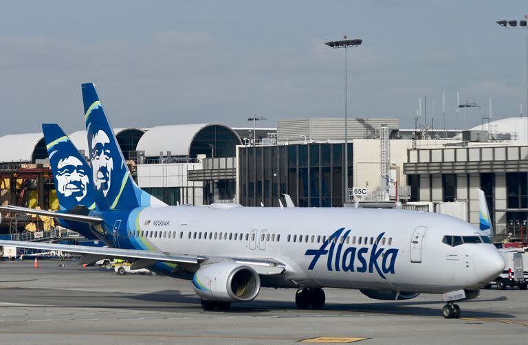 Un avión de Alaska Airlines visto en el Aeropuerto Internacional de Los Ángeles (LAX) el 11 de enero de 2023