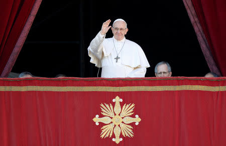 Pope Francis waves as he arrives to deliver the "Urbi et Orbi" message from the main balcony of Saint Peter's Basilica at the Vatican, December 25, 2018. REUTERS/Max Rossi