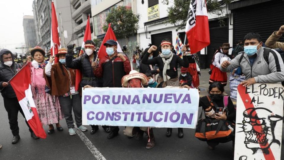 Manifestantes piden cambio de Constitución.