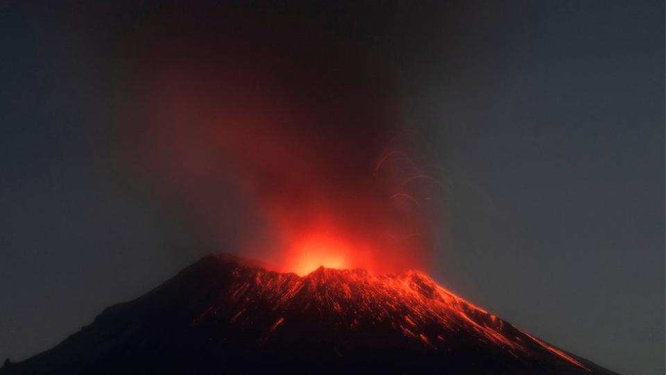 Volcán Popocatépetl en erupción.