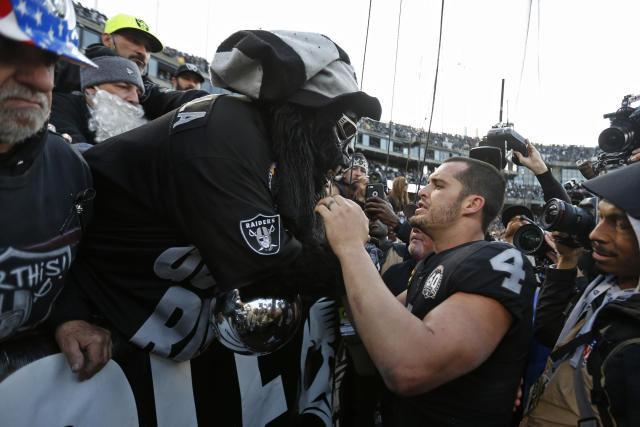 Raiders fans throw garbage, fight with security after ugly final game in  Oakland