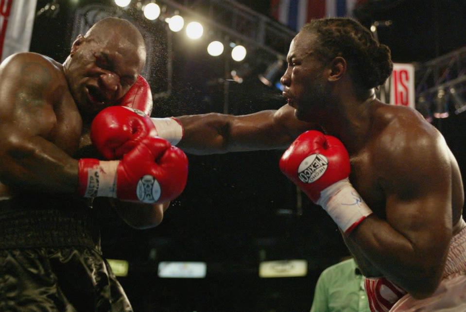 Lewis noqueó a Tyson en el octavo asalto cuando chocaron en 2002. (Getty Images)