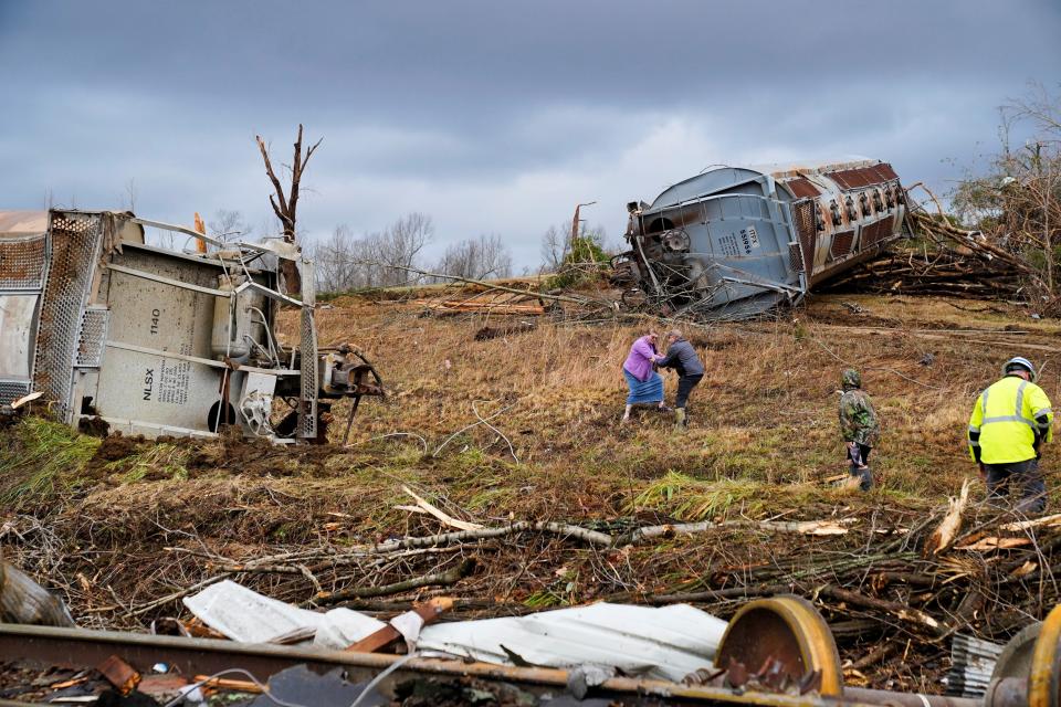 Image: Devastating outbreak of tornadoes rips through several U.S. states (Cheney Orr / Reuters)