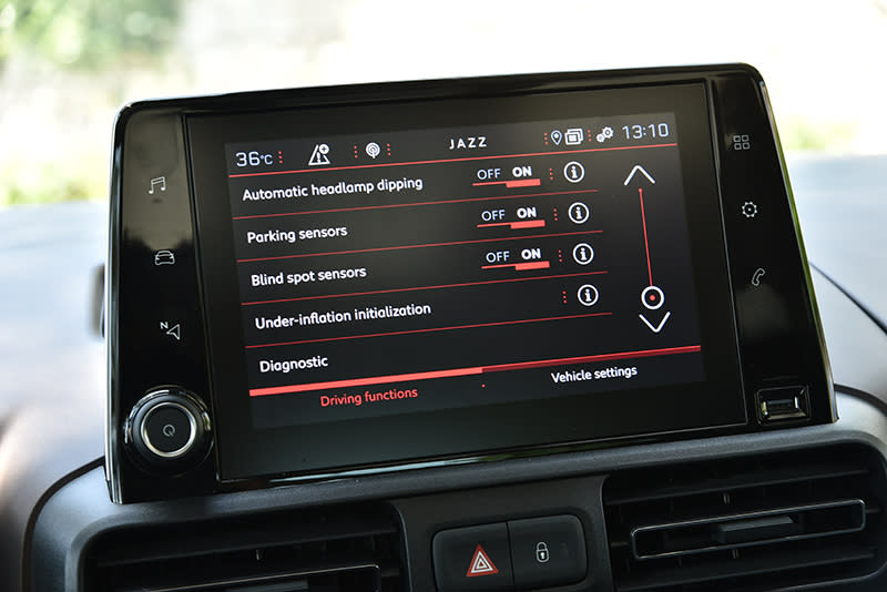 8吋觸控螢幕掌管多數車輛設定，也支援Android Auto與Apple CarPlay手機連結。