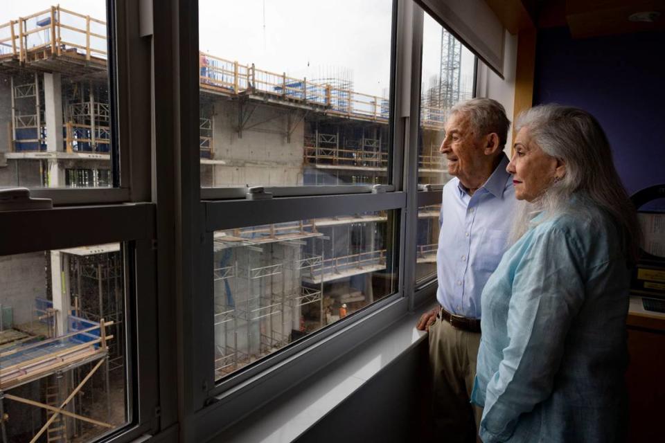 David Schaecter (a la izquierda), habitante original de Grove Isle, y su esposa Sydney observando la nueva torre de condominios que se levanta frente a su unidad en el Edificio 3.