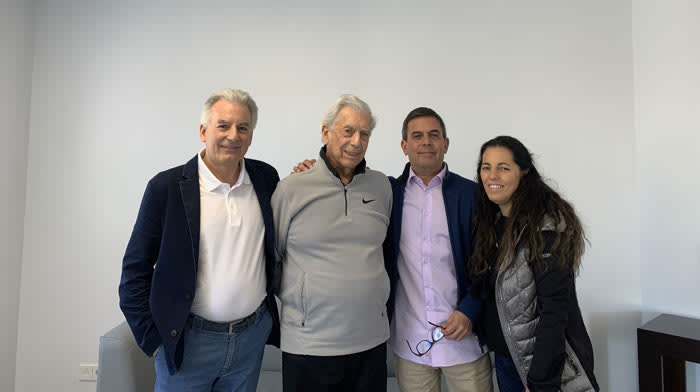 Álvaro Vargas Llosa y sus hijos