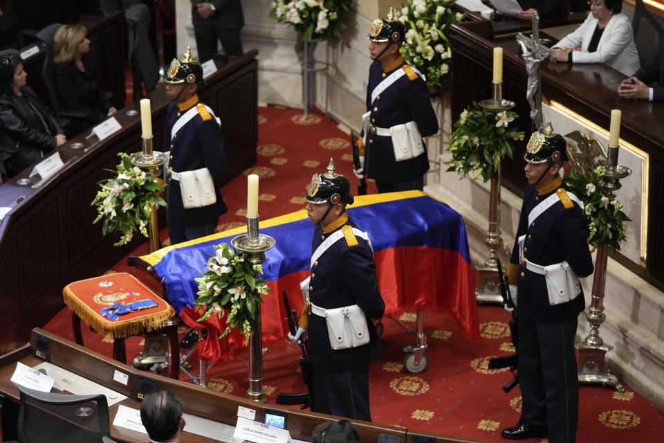 Los soldados hacen guardia junto al ataúd del fallecido artista colombiano Fernando Botero durante su velorio en el Congreso Nacional en Bogotá, Colombia, el viernes 22 de septiembre de 2023. (AP Foto/Fernando Vergara)