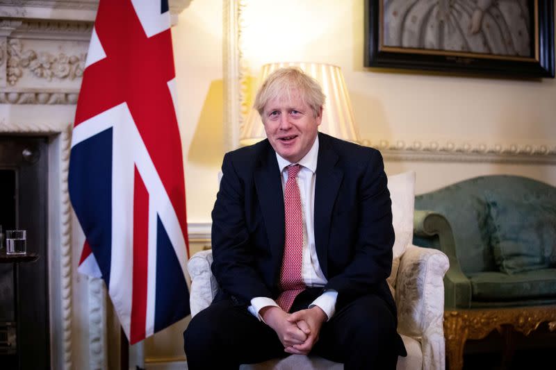 FOTO DE ARCHIVO: El primer ministro británico en Downing Street en Londres