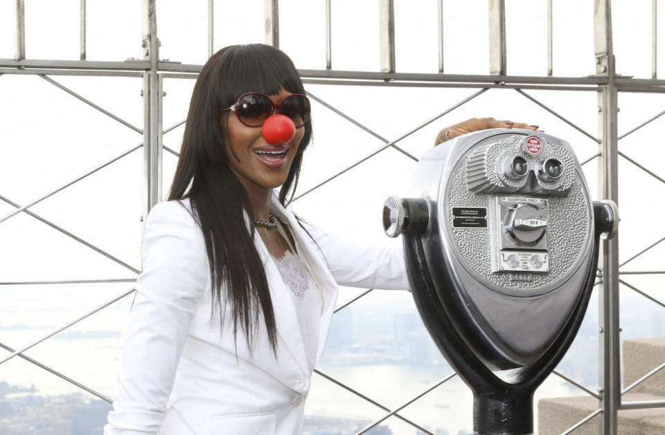Naomi Campbell setzt sich auf der Aussichtsplattform des Empire State Buildings in New York im Vorfeld des „Red Nose Day“ am 26. Mai eine rote Nase auf. Bei der Aktion werden Spenden für hilfsbedürftige Kinder gesammelt. (Bild: ddp, Luis Guerra/The Grosby Group)