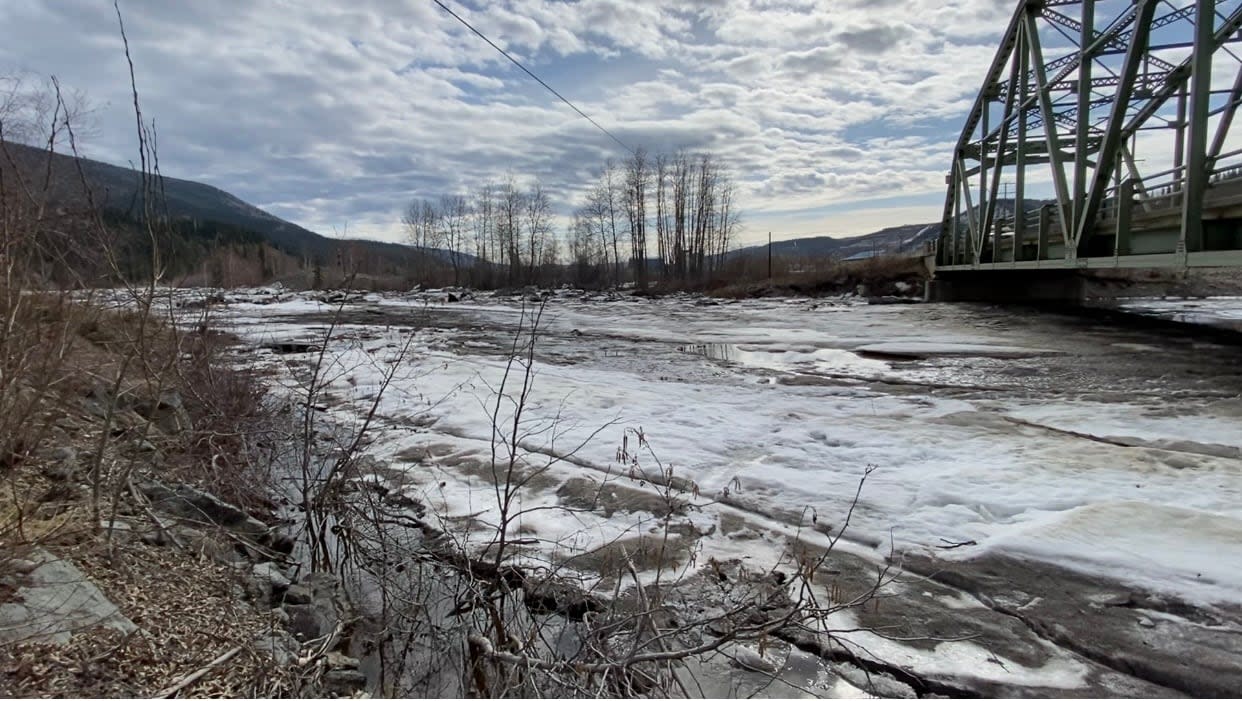 An ice jam that formed around the Klondike Highway bridge has prompted officials to raise the emergency advisory for the Klondike River valley from a flood watch to a flood warning on Monday. (Chris MacIntyre/CBC - image credit)