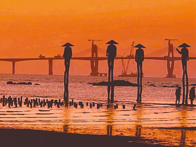 金門大橋橫跨潮來潮往的金烈水道，夕陽餘暉中美景讓人流連忘返。（李金生攝）
