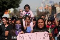 Foto del domingo de un grupo de mujeres en una marcha por las víctimas de violencia de género en Ecatepec, en las afueras de Ciudad de México