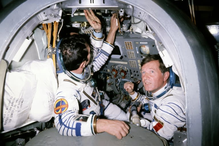 Les Français Jean-Loup Chrétien (à droite) et Patrick Baudry à l'entraînement dans une réplique du Soyouz, le 24 octobre 1981 à la Cité des étoiles près de Moscou (AFP/Archives - Georges BENDRIHEM)