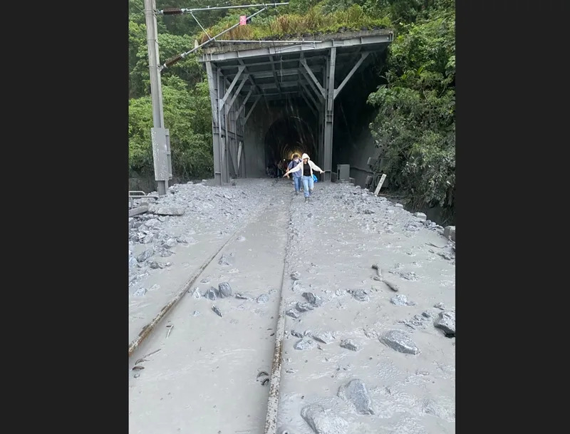 台鐵229班次新自強號，從花蓮瑞穗站開往樹林站，21日下午近5時行經和仁段，列車疑撞擊落石，停靠在清水隧道內，詳細狀況及事故原因仍待確認。（中央社／民眾提供）