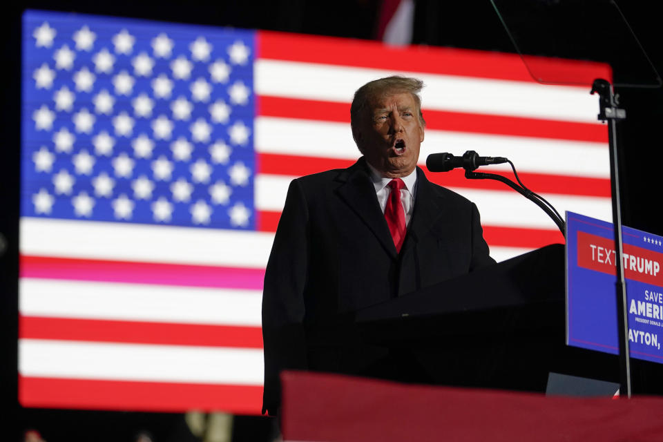El expresidente Donald Trump durante un acto de campaña en favor del candidato a senador por Ohio, JD Vance, el lunes 7 de noviembre de 2022, en Vandalia, Ohio. (AP Foto/Michael Conroy)
