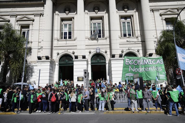 Concentración en plaza Houssay para marchar a Plaza de Mayo contra el recorte presupuestario.