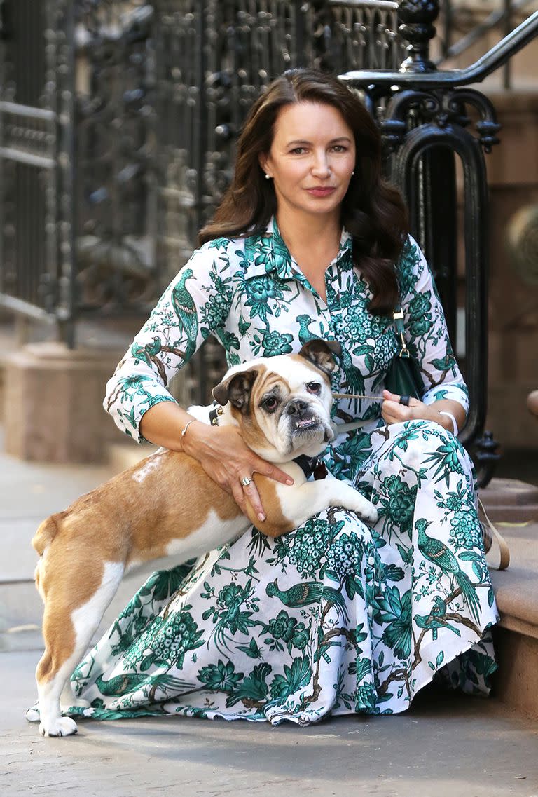 Kristin Davis con el bulldog de Charlotte, llamado Richard Burton