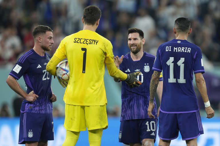 Lionel Messi le da la mano al arquero polaco Wojciech Szczesny antes que le atajara el penal