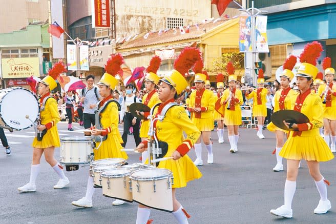 嘉義市國際管樂節踩街嘉年華今年共有54支團隊演出，創歷史新高。（張毓翎攝）