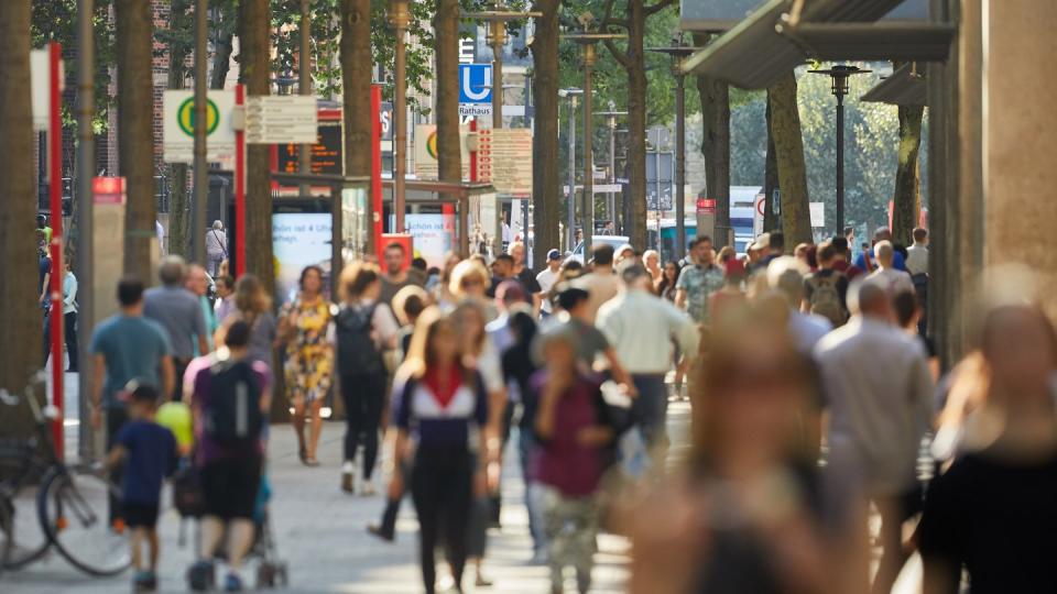 Menschen auf der Mönckebergstraße in der Hamburger Innenstadt.