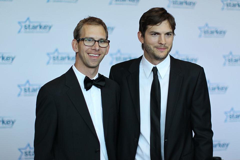 <h3>MICHAEL & ASHTON KUTCHER</h3><p>我們很明顯能夠從照片中看出誰是艾希頓庫奇Ashton Kutcher，但你知道他有位雙胞胎弟弟嗎？因患有腦性麻痺疾病，Michael Kutcher曾於13歲時進行過心臟移植手術。目前的他在一間銷售公司工作，並時常為殘疾青少年進行勵志演說。</p><cite>Getty Images</cite>