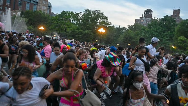 Una estampida se produjo en el desfile por el día del Orgullo en Nueva York Luego de que los participantes confundiesen fuegos artificiales con disparos