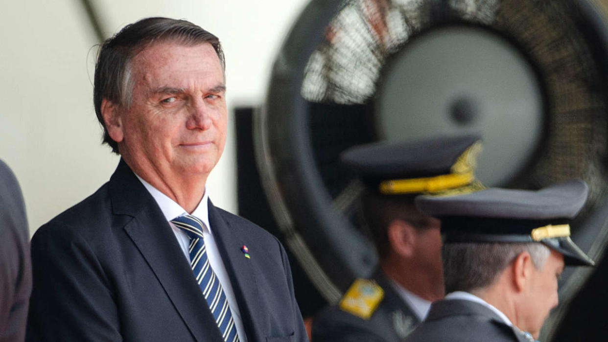 Sur cette photo d’archive prise le 26 novembre 2022, le président brésilien Jair Bolsonaro fait des gestes lors d’une cérémonie de remise de diplômes à des cadets de l’Académie militaire Agulhas Negras à Resende, dans l’État de Rio de Janeiro, au Brésil.