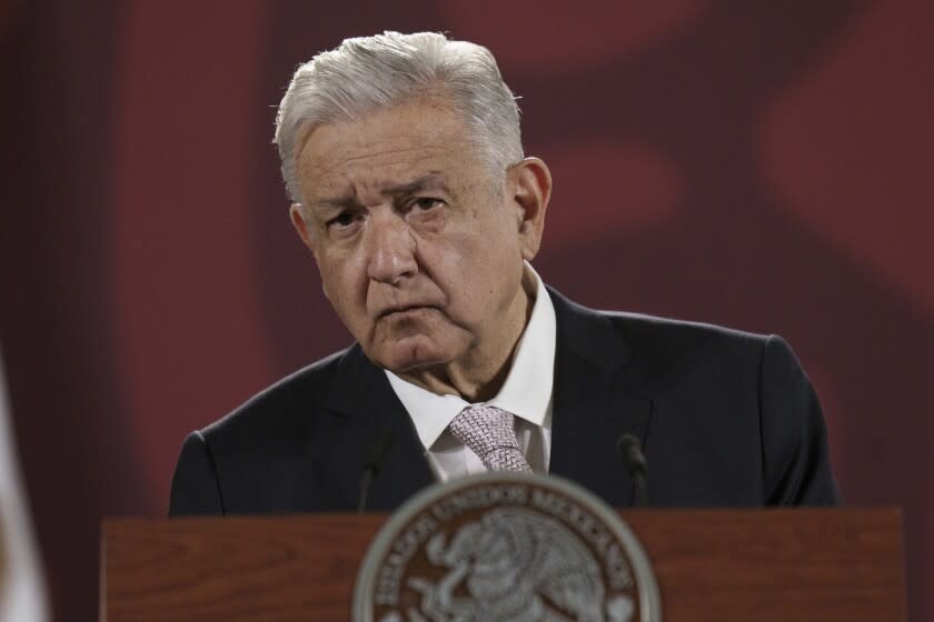 El presidente de México, Andrés Manuel López Obrador, escucha la pregunta de un periodista durante su conferencia de prensa diaria en el Palacio Nacional de Ciudad de México, el viernes 8 de julio de 2022. (AP Foto/Moises Castillo)
