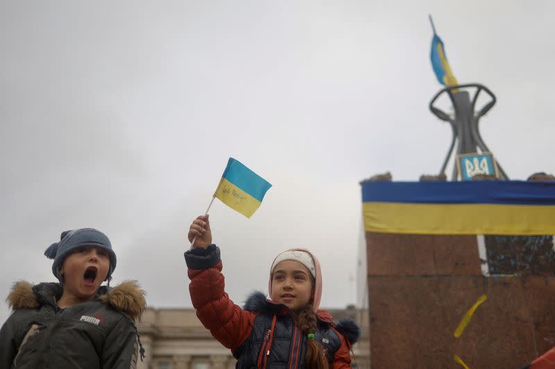 FOTO DE ARCHIVO. Niños celebran tras la retirada de Rusia de Jersón, en el centro de Jersón, Ucrania