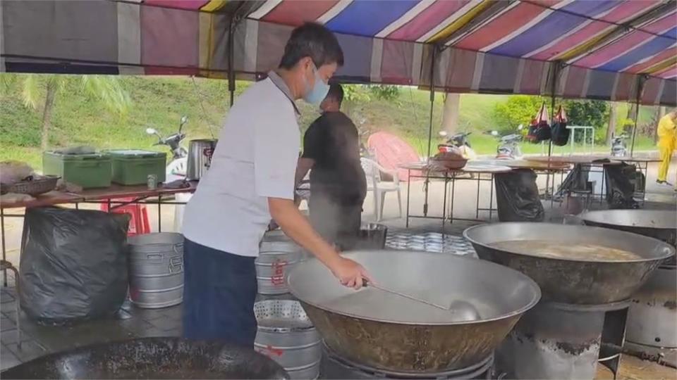 東港迎王平安祭登場　民眾排長龍領取迎王乖乖口罩