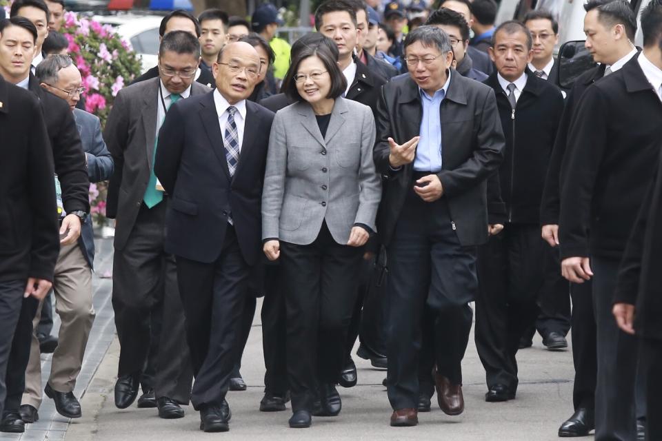台北市長柯文哲在今年陪同總統蔡英文出席228中樞紀念儀式，但柯現在已是台灣民眾黨主席，與民進黨分庭抗禮。（圖／記者葉政勲攝 )