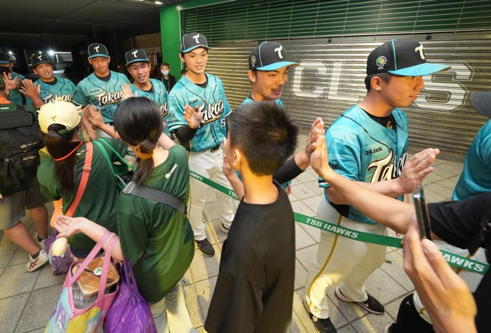 台鋼雄鷹本季最後一戰也正好在澄清湖主場，賽後全隊與球迷擊掌感謝今年一整年的支持。圖 / 翻攝自台鋼雄鷹 TSG HAWKS官方粉專