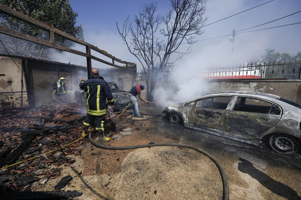 Bomberos palestinos tratan de extinguir un incendio provocado por colonos judíos en Turmus Ayya, un poblado de Cisjordania, el miércoles 21 de junio de 2023. (AP Foto/Majdi Mohammed)