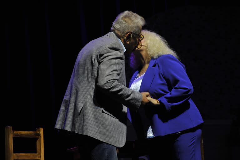 Arnaldo André y Luisa Albioni se subieron a las tablas para el debut de Amores en redes, la obra teatral que los tiene como protagonistas y que se puede ver en el complejo teatral Regina