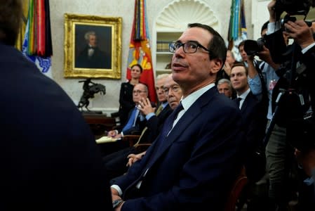 El secretario del Tesoro de Estados Unidos, Steve Mnuchin, asiste a una reunión entre el viceprimer ministro de China, Liu He, y el presidente Donald Trump, en la Oficina Oval de la Casa Blanca en Washington.