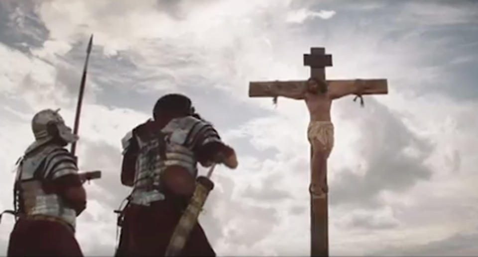 The ad shows an actor depicting Jesus on the cross as he is asked to donate his organs. 