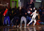 Foto del domingo de los enfrentamientos en Bruselas entre hinchas de fútbol y la policía tras la derrota de Bélgica ante Marruecos en el Mundial