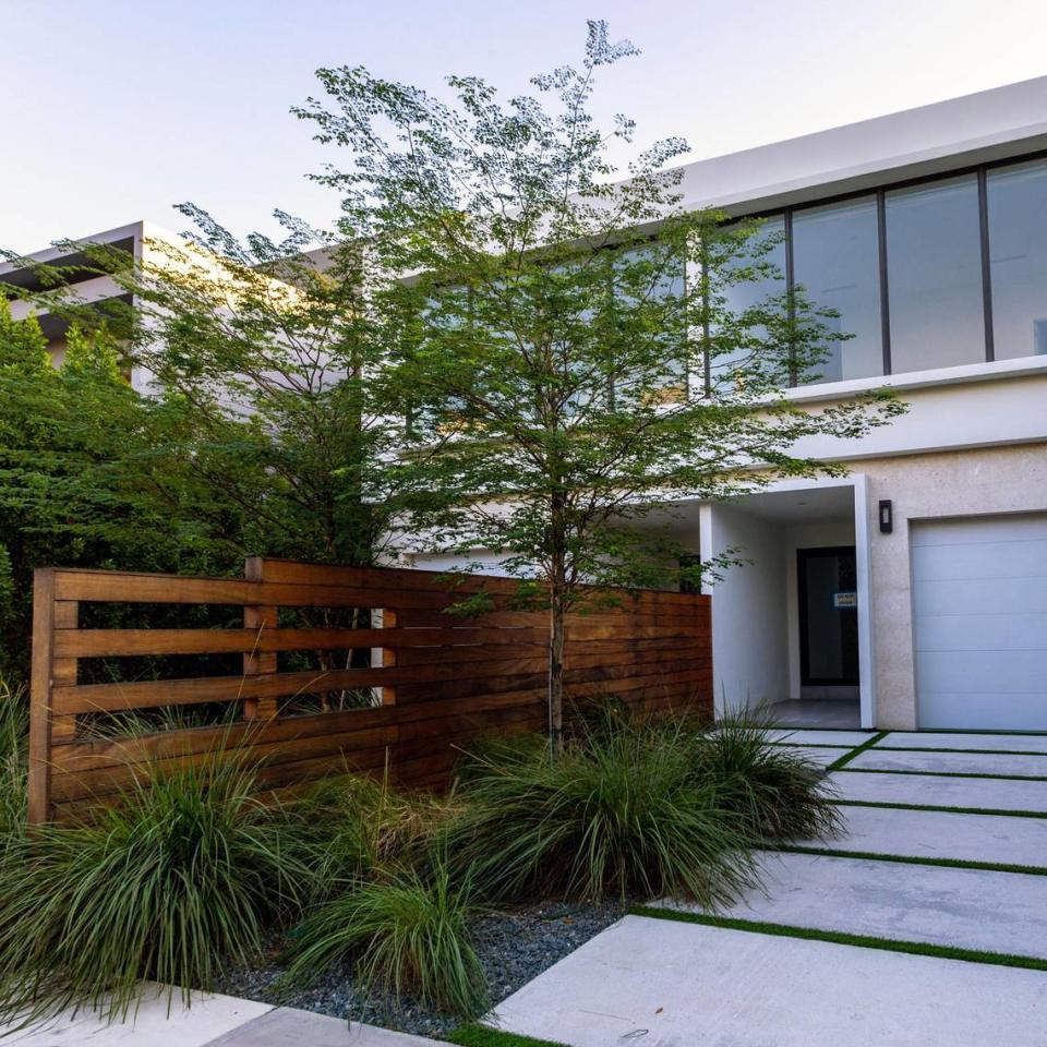 Una de las 12 casas adosadas construidas por Doug Cox en Coconut Avenue, Coconut Grove, Florida.