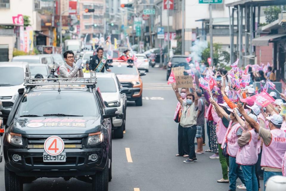 對於一曲「紅豆」在網路上掀起熱烈討論，受封「靈魂系歌手」的陳其邁謙虛表示要再努力，他也呼籲市民朋友關心故鄉高雄的未來，一定要去投票。（記者吳文欽攝）