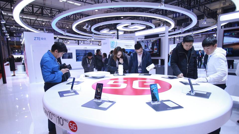 Messe-Besucher schauen in Peking neue Smartphones mit 5G-Technologie an (Archivbild).