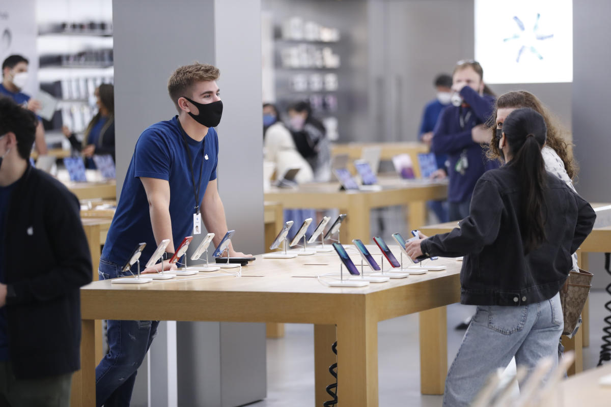 Apple store in Texas closes in Covid outbreak