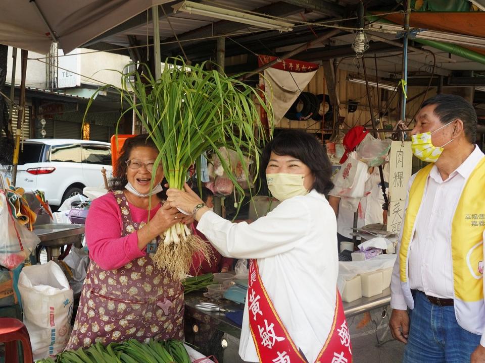 嘉義市長黃敏惠市場拜票攤販送菜頭和蔥蒜預助高票連任