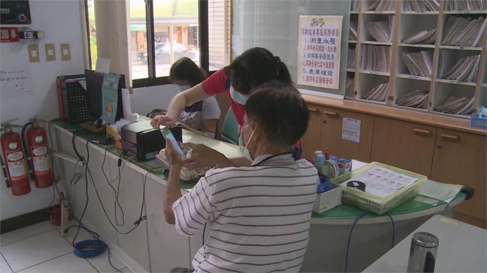 台中64處快打站開打！85歲以上長者優先接種　盧秀燕秀出保冷設備確保疫苗品質無虞