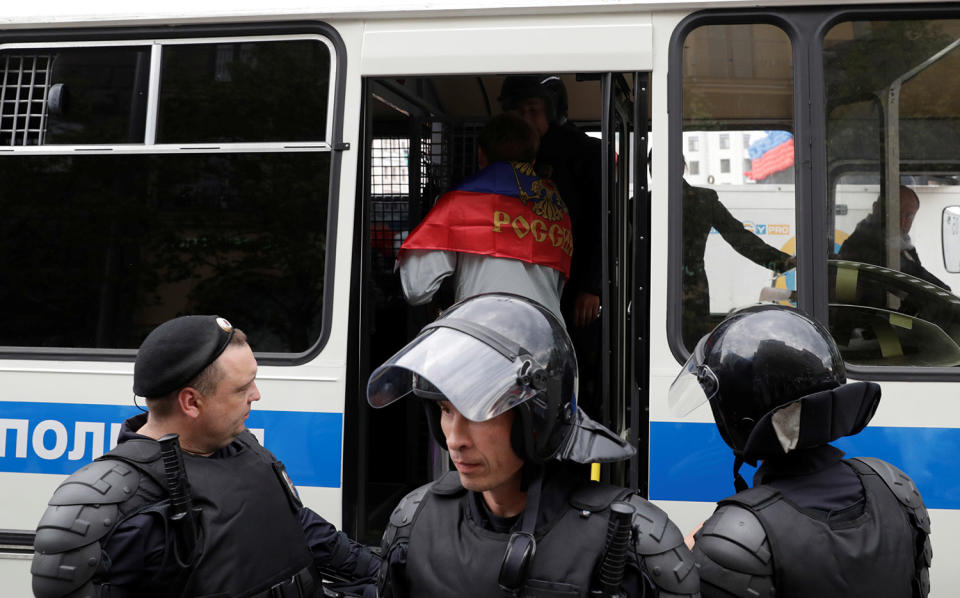 Anti-Putin protesters detained