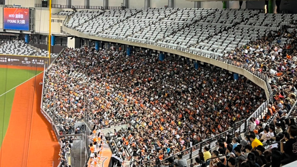 元老統一獅首度大巨蛋主場湧進1萬5770人進場，為大巨蛋週五第3多。林建嘉攝