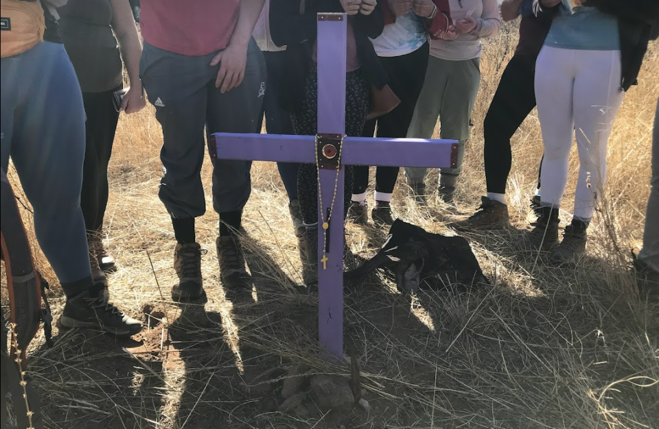 Bellarmine students joined artist Alvaro Enciso in planting a cross to memorialize the death of someone their age whose dreams ended in a patch of pigweed. Alvaro has planted nearly 1,000 such crosses, and the count grows each week.