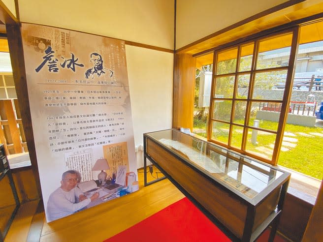 苗栗縣卓蘭鎮「客家詹冰故事文學館暨饒平客語園區」，6日啟用，縣府協助卓蘭鎮公所修復歷史建築卓蘭國小日式宿舍，內部展示詹冰手稿及生平簡介，環境清幽。（巫靜婷攝）