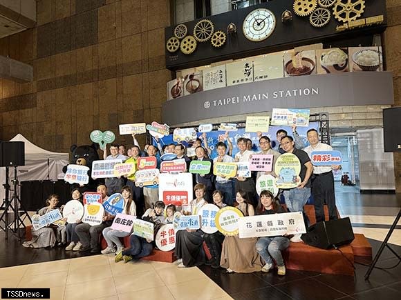 交通部觀光局長張錫聰宣布台灣好行電子票證半價優惠。（南投縣府提供）
