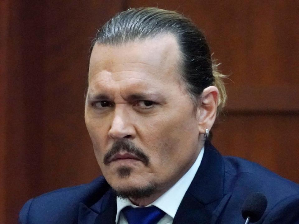 Jennifer Grey dice que “no reconoce” a Johnny Depp en las fotos del juicio (POOL/AFP via Getty Images)